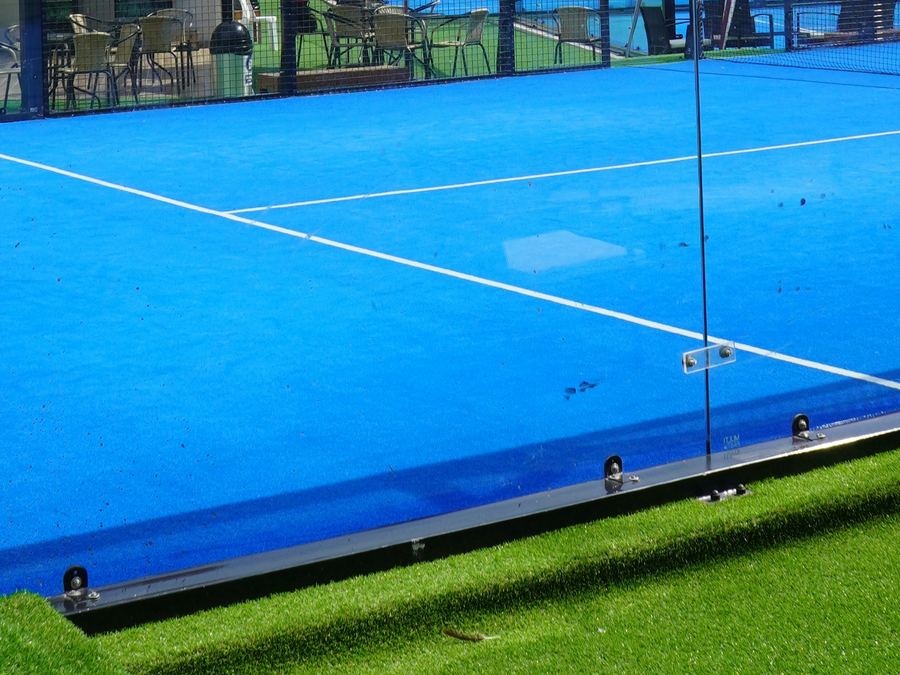 Cancha de pádel vacía vista desde fuera del cristal
