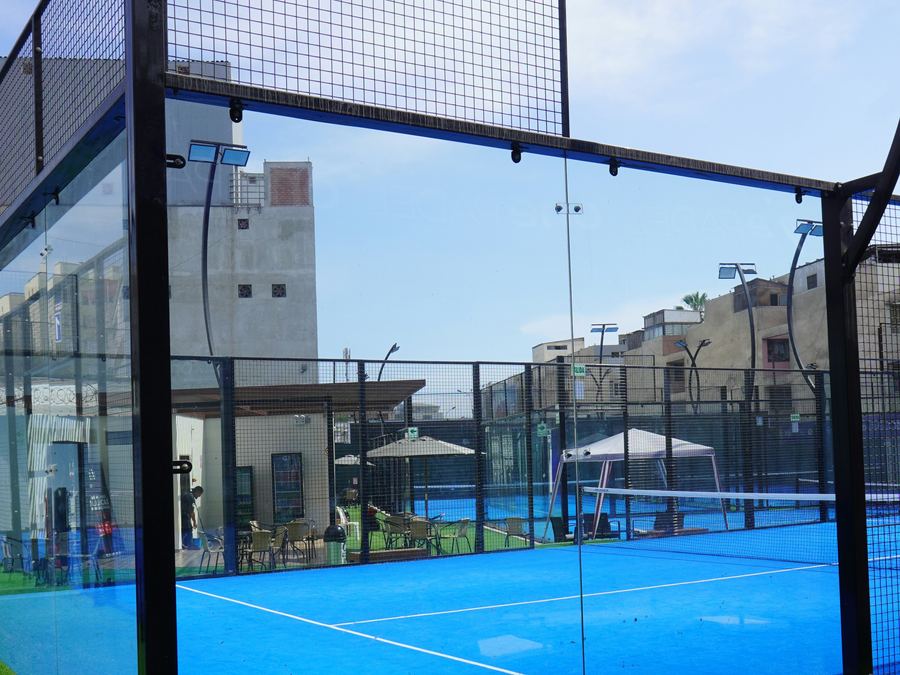 Canchas de pádel de un club vistas desde el exterior